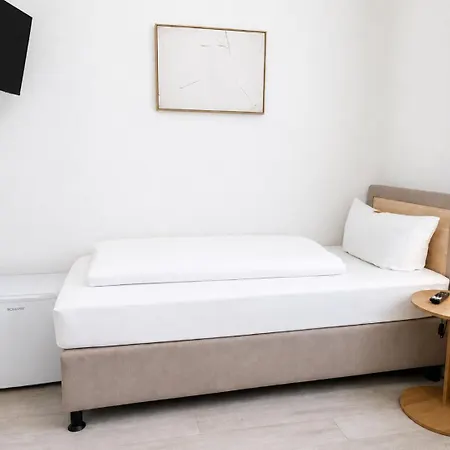 Rent2stay Mit Einzel- Oder Doppelzimmer, Privatem Bad, Smart-tv, Schnelles Wlan, Parkplatz, Autobahnanschluss 3*
